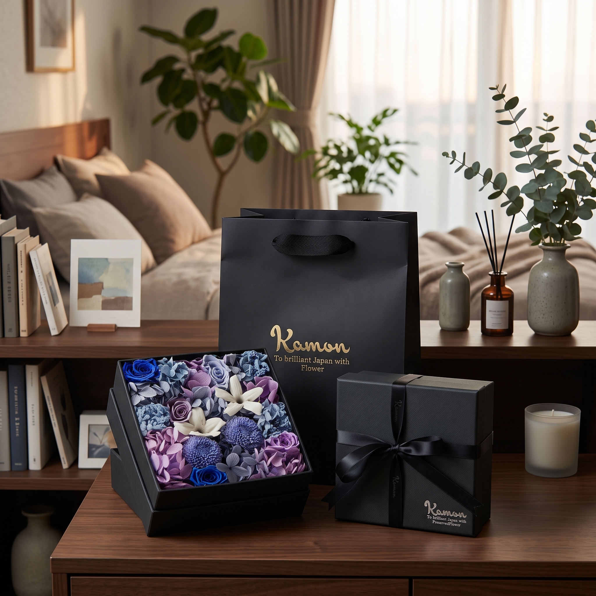 寝室の棚に飾られた、青と紫のプリザーブドフラワーのギフトボックスとKamonのショッパー|FLOWER KAMON